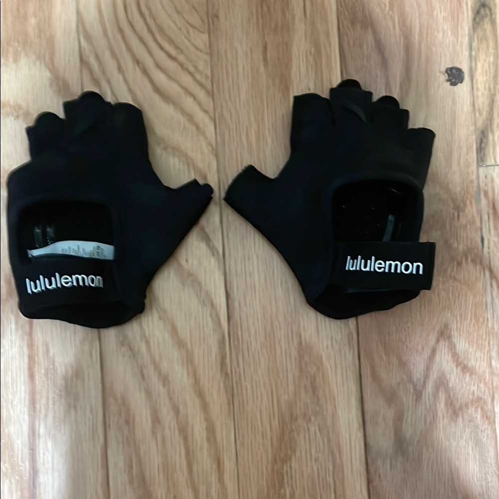Lululemon Black Fingerless weightlifting grip gloves
